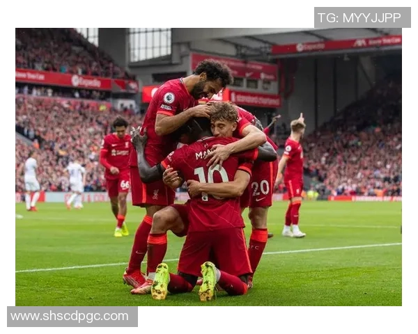 利物浦球迷要求VAR公正执法,减少偏袒行为对红军伤害 利物浦球迷要求VAR公正执法,减少偏袒行为对红军伤害