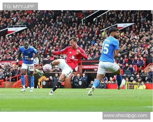 利物浦与曼联再度交锋宿敌对决引发球迷热议与期待